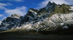 Книга Одни в горах